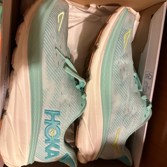 HOKA Women’s Clifton 9-Wide 8.5 - Picture 6 of 8